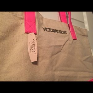 I’m selling a Victoria’s Secret Tote!